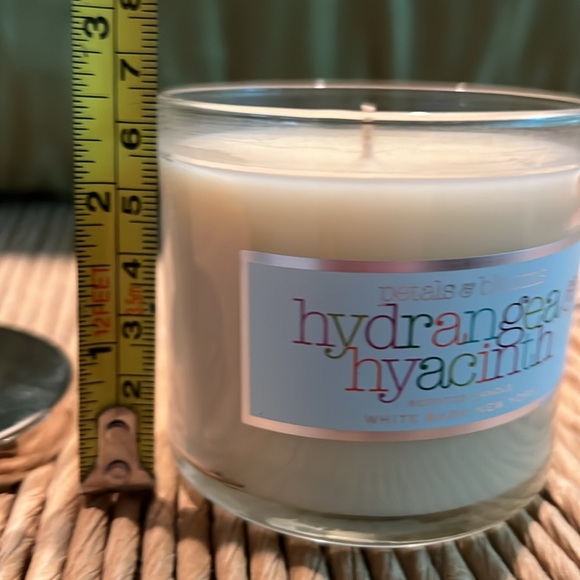 Bath & Body Works/White Barn 4oz Candle- Never Burned - Hydrangea & Hyacinth - Picture 5 of 6